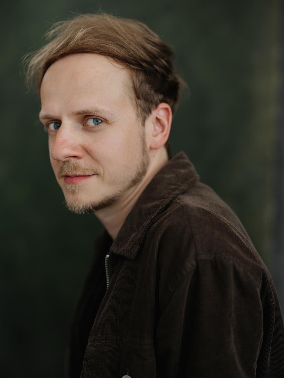 Ondřej Král, portrét v hnědé bundě